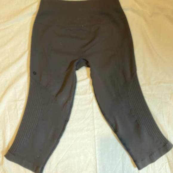 Lululemon seamless crop. Size 10. - Picture 2 of 3
